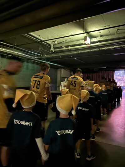Unsere Handball-AG als Einlaufkids bei den Rhein-Neckar Löwen – Ein unvergesslicher Nikolaustag!