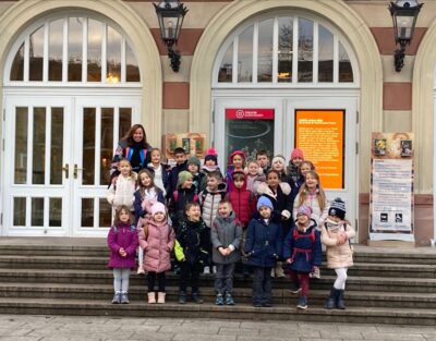 Bericht über den Ausflug der Klasse 1 zum Weihnachtsmärchen „Die Schöne und das Biest“ im Theater Baden-Baden